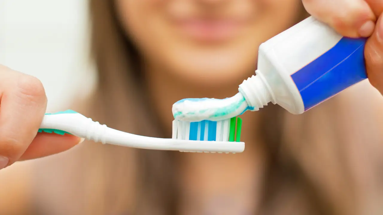 Come fare il dentifricio in casa? La ricetta approvata dai dentisti per denti bianchi e sani