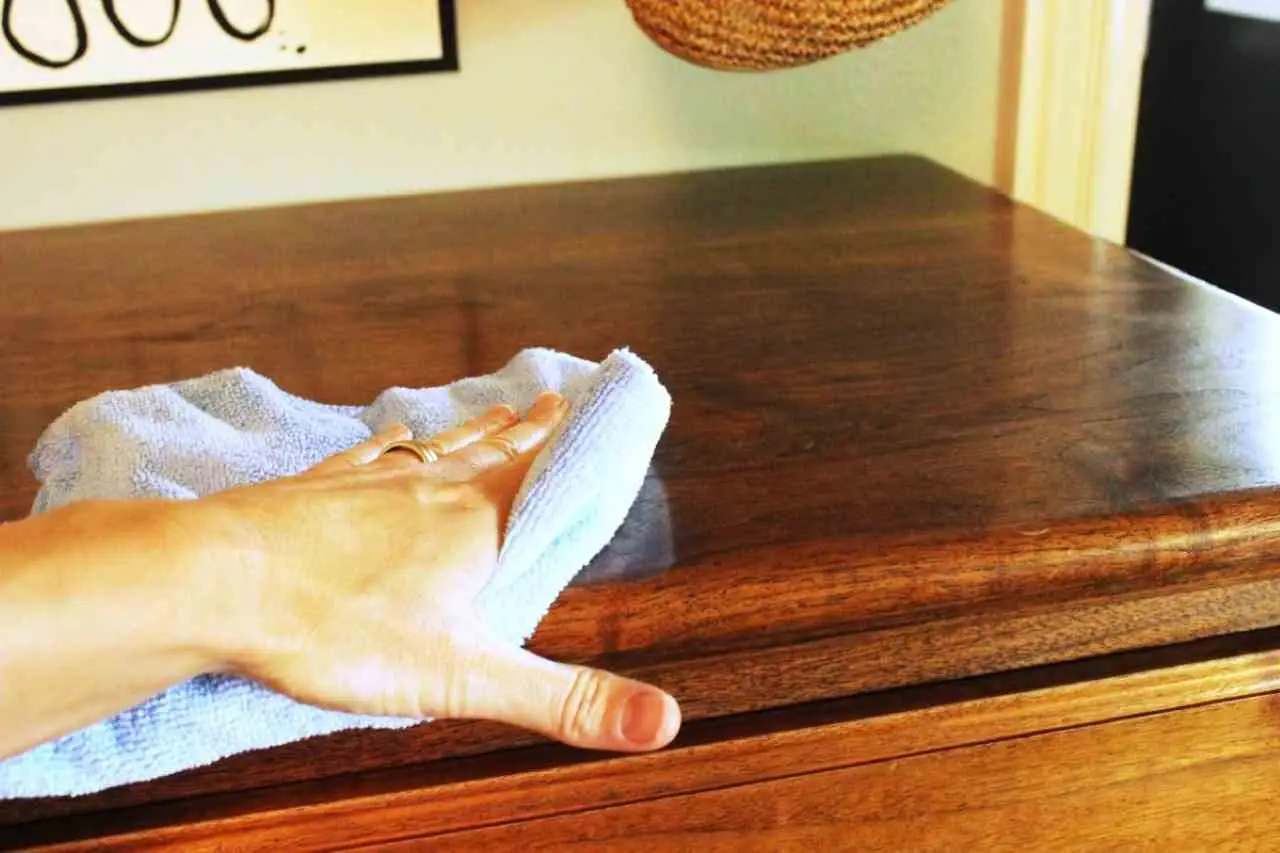 Non usare mai questi prodotti comuni sul legno: lo rovinano irrimediabilmente