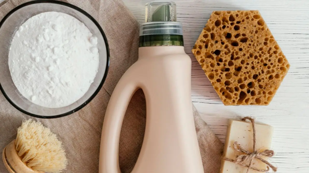 Non basta il detersivo: ecco l’errore che fai quando lavi i vestiti sudati e non togli l’odore