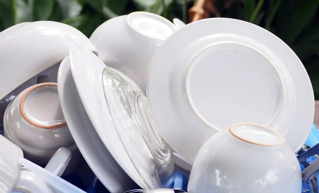 Ecco come si lavavano i piatti una volta: il metodo tradizionale che elimina il grasso senza detersivo