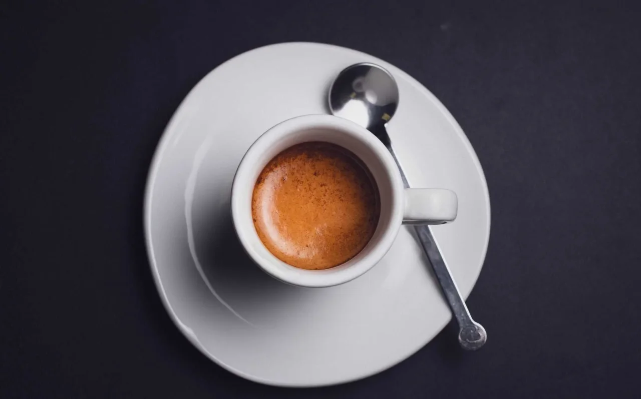 Soffri di artrosi e bevi caffè? Ecco cosa succede davvero alle tue articolazioni