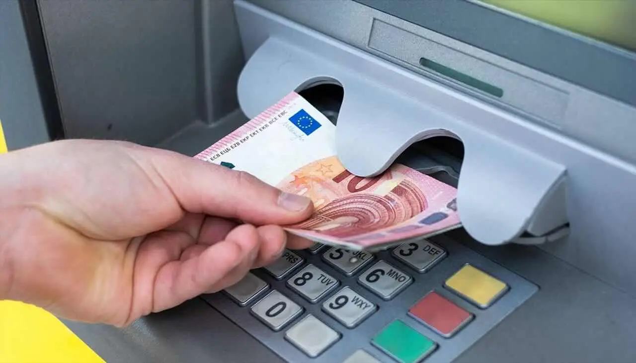 Truffa bancomat: ecco la procedura urgente per bloccare l’operazione e recuperare i soldi